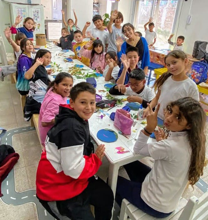 Los niños del Centro Amaray realizan el taller “Explorando Cuentos”